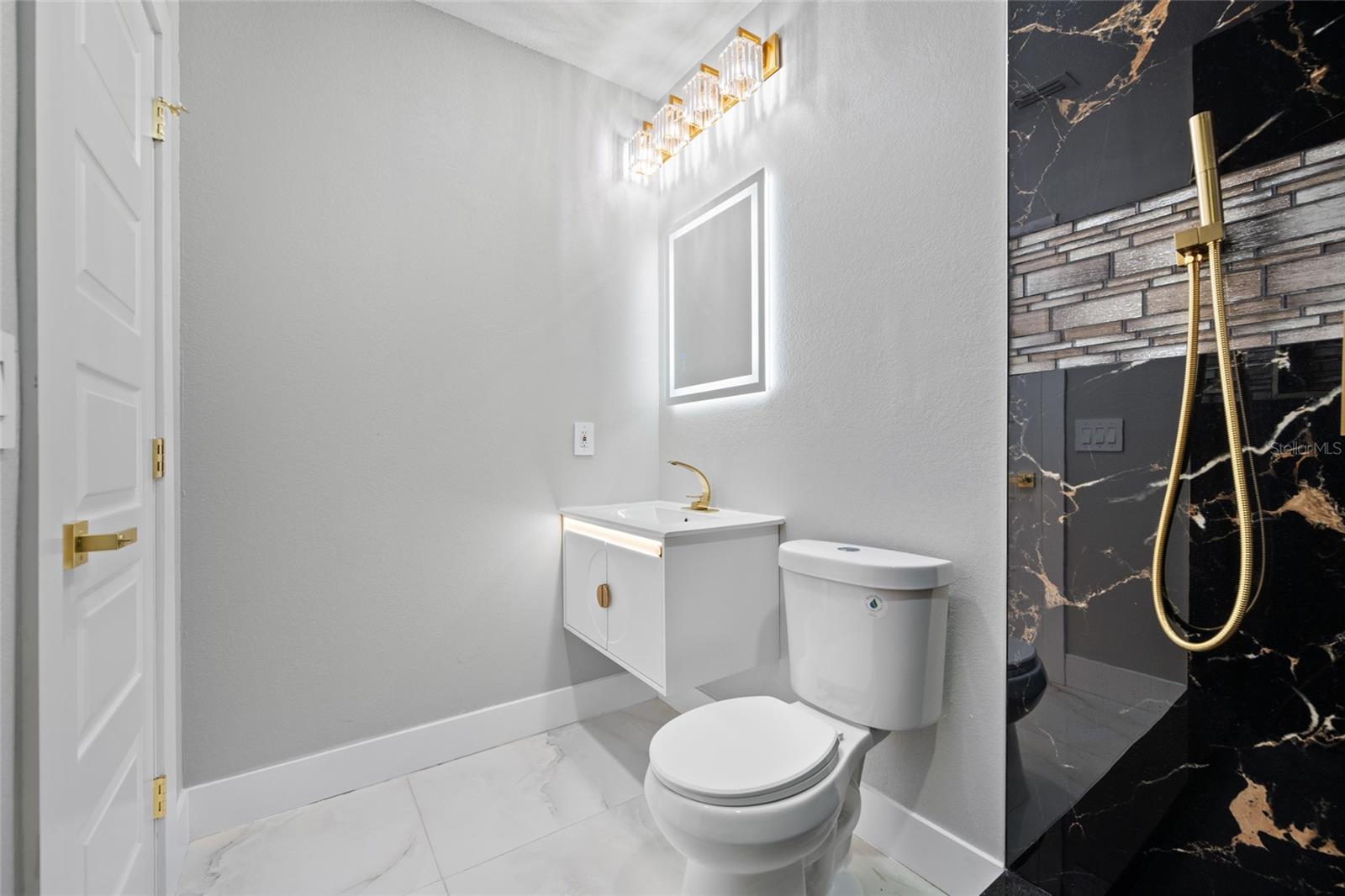 TB8518544 Property Photo 42
