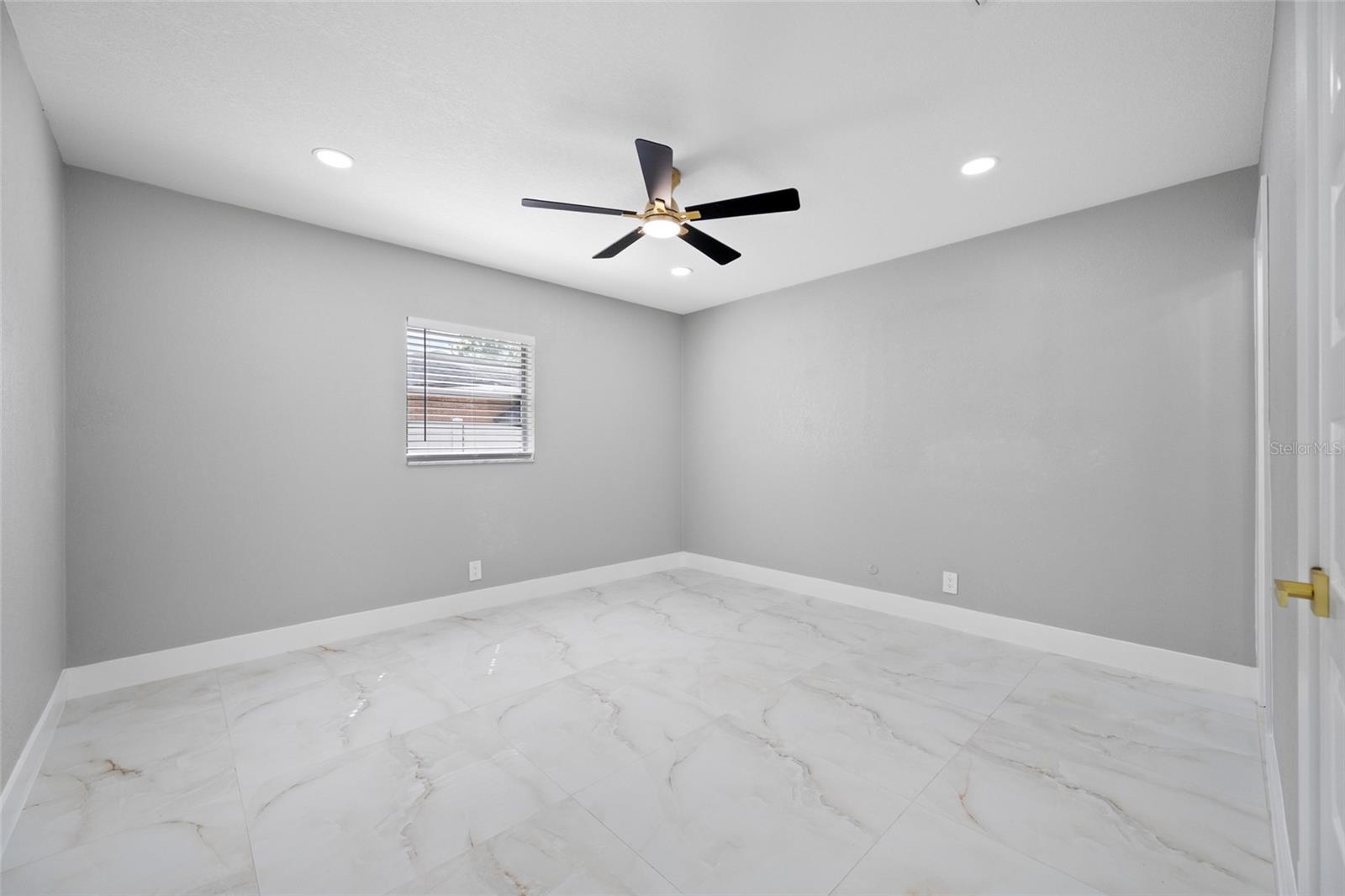 TB8518544 Property Photo 43