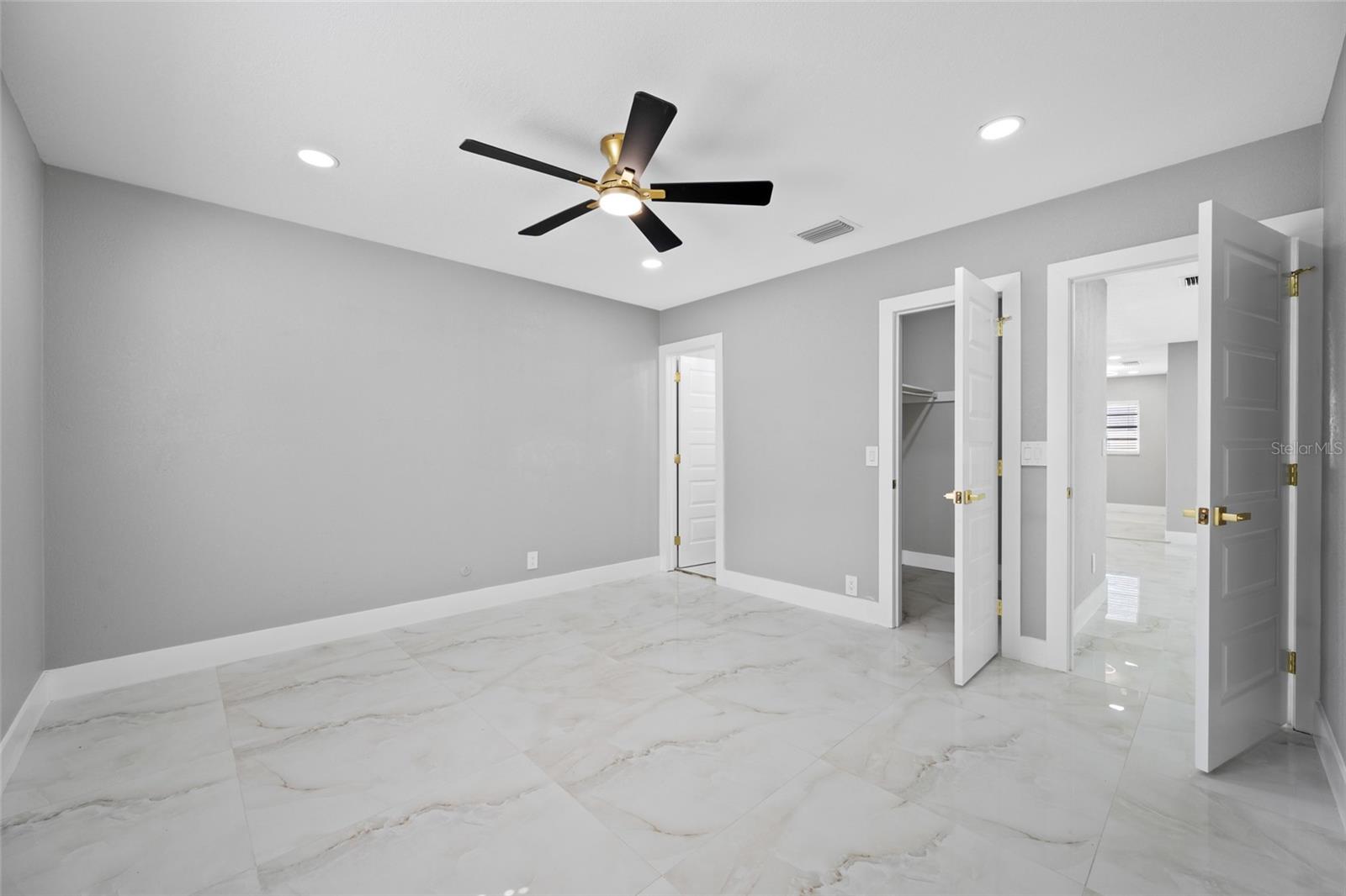 TB8518544 Property Photo 44