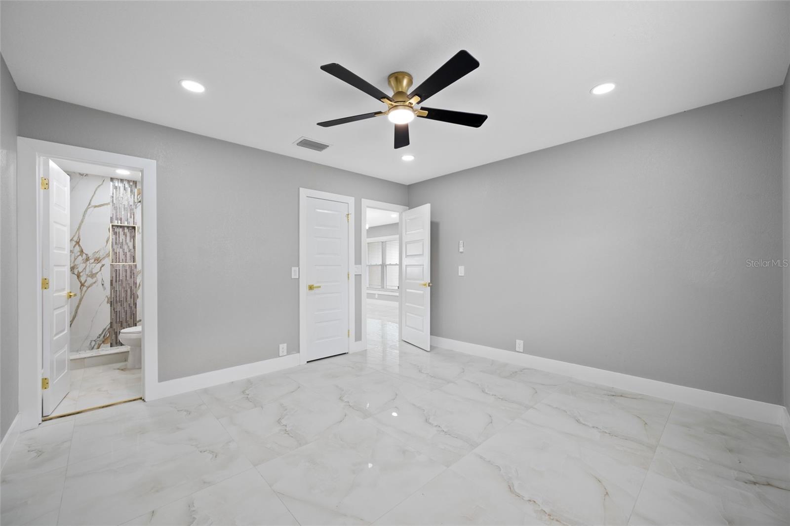 TB8518544 Property Photo 45