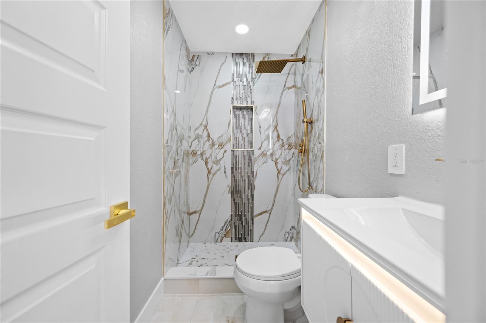 TB8518544 Property Photo 46