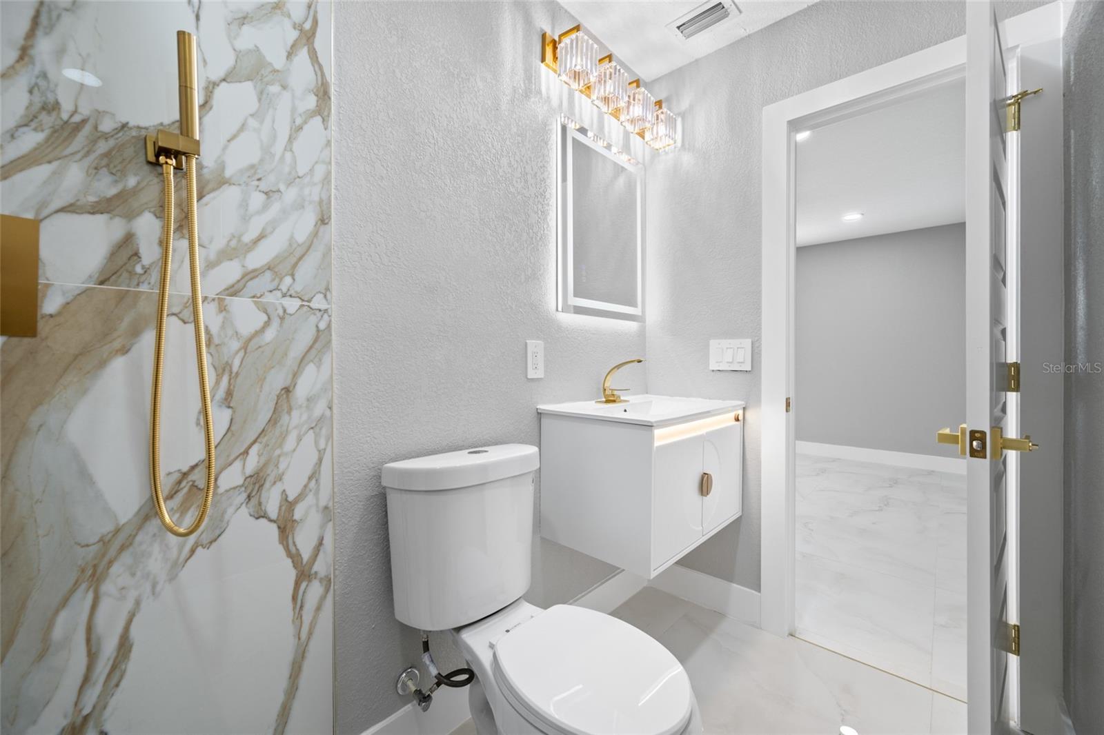 TB8518544 Property Photo 47