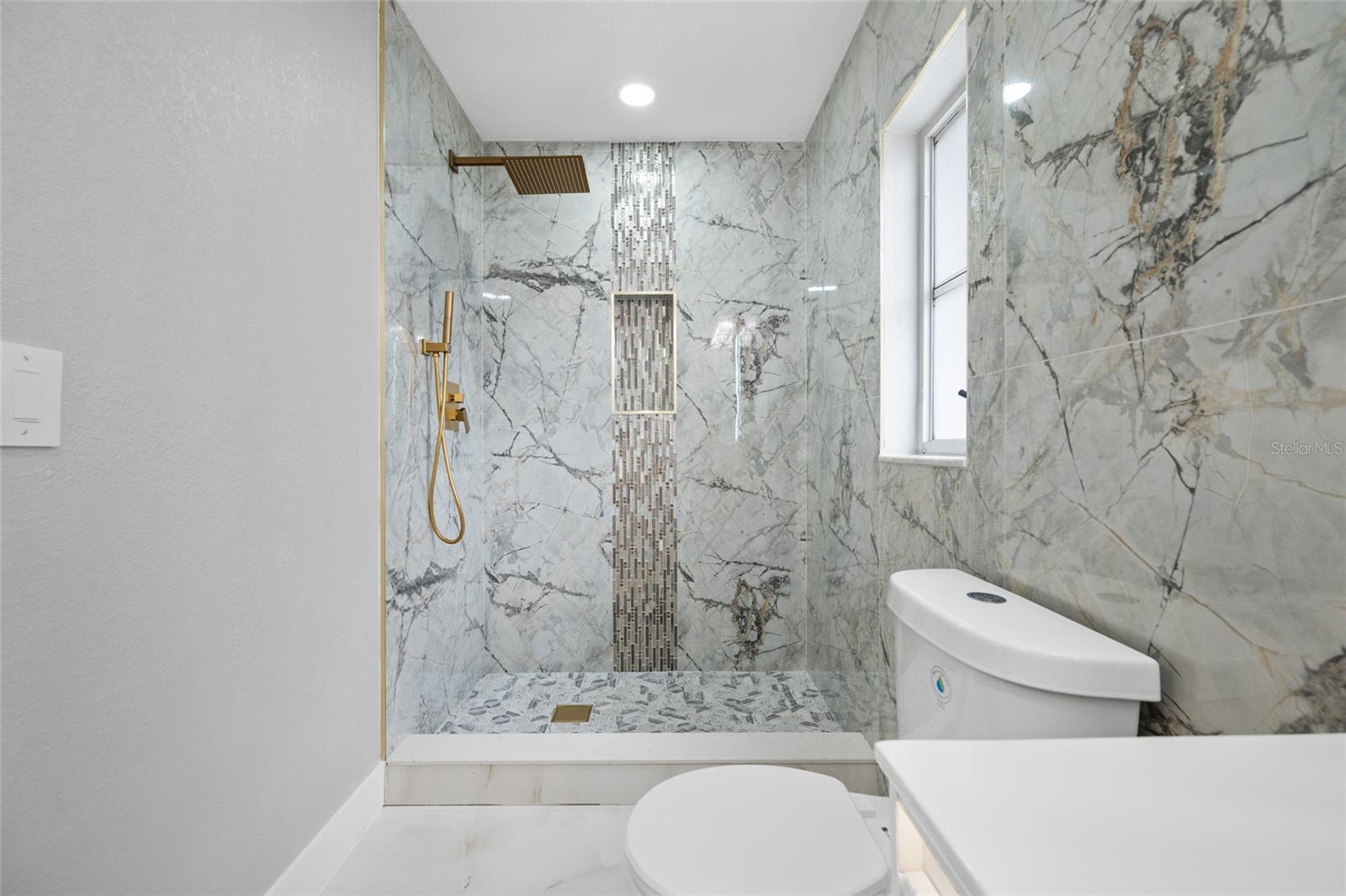 TB8518544 Property Photo 51