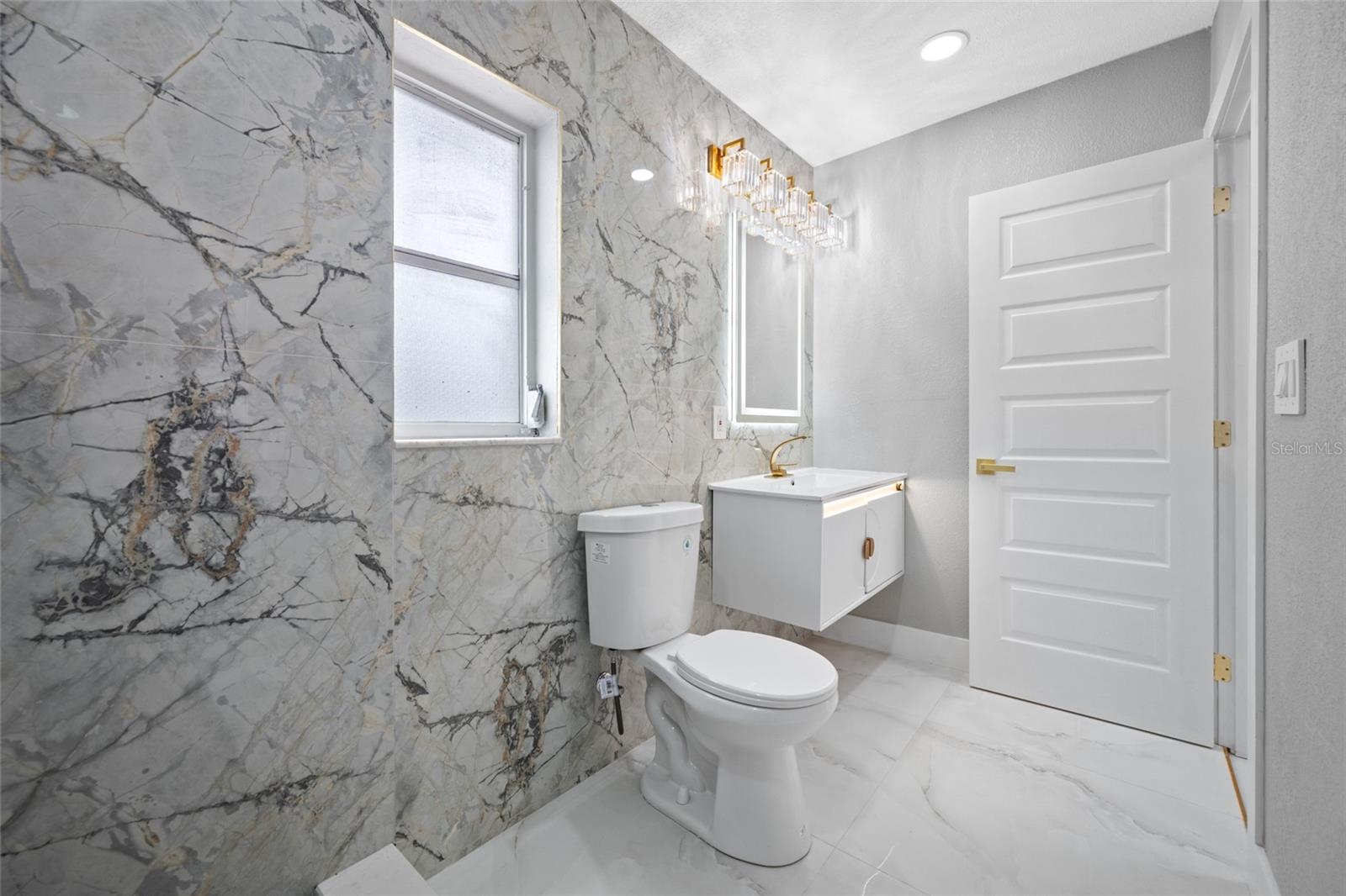 TB8518544 Property Photo 52