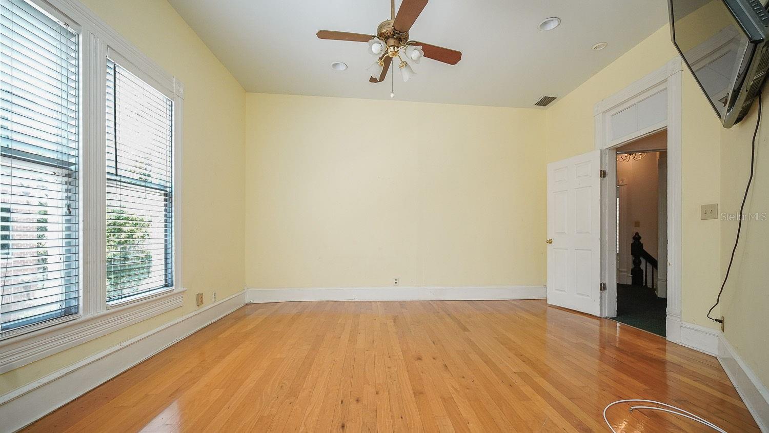 333 S Plant Ave Property Photo 4