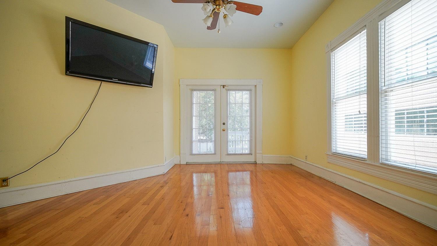 333 S Plant Ave Property Photo 5