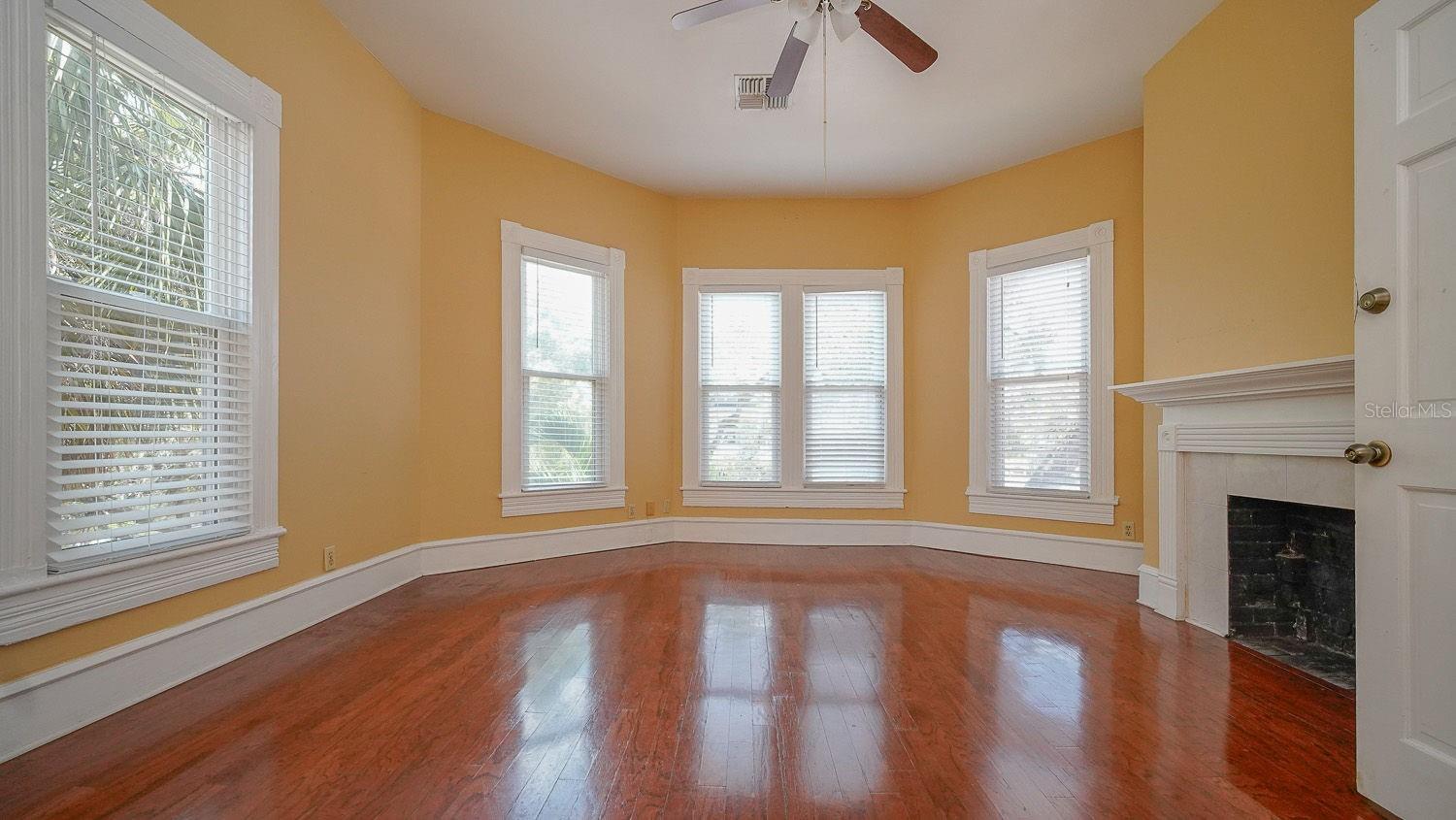 333 S Plant Ave Property Photo 6