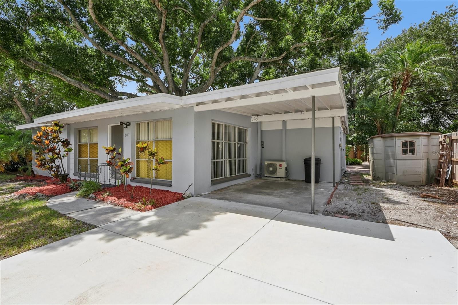 2117 Barcelona Dr Property Photo 1