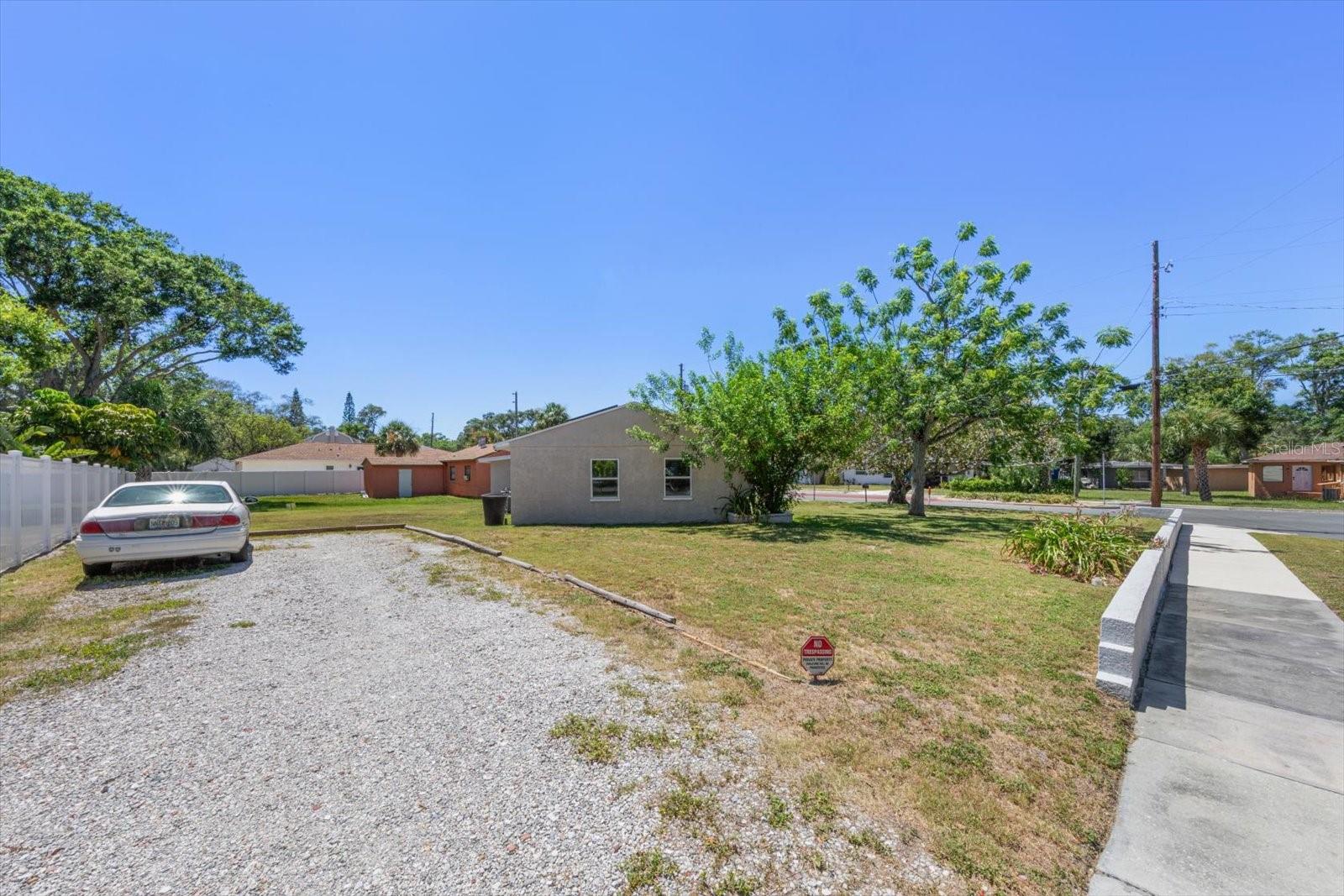 1135 Fairmont St Property Photo 4