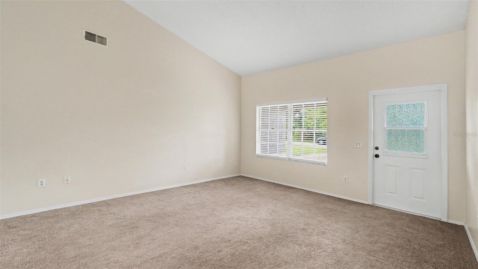 206 Oak Cir Property Photo 3