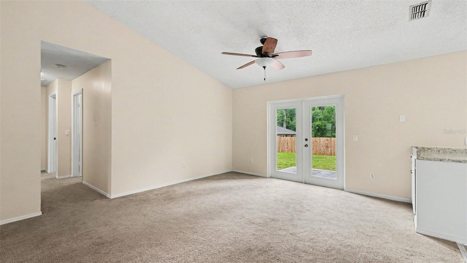 206 Oak Cir Property Photo 4