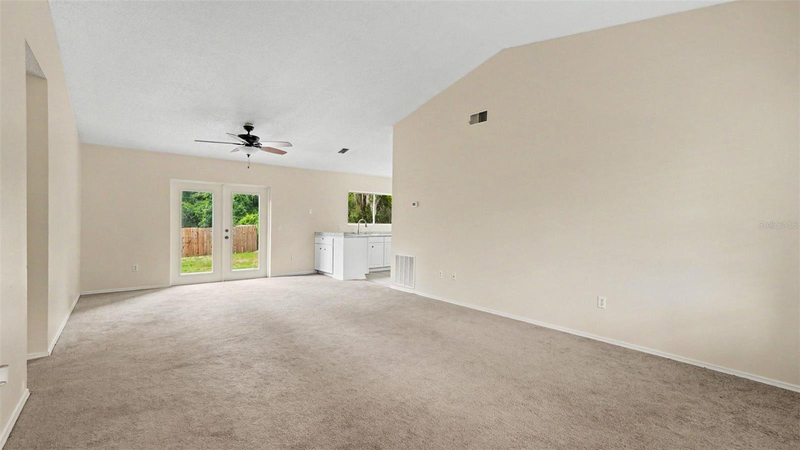 206 Oak Cir Property Photo 5