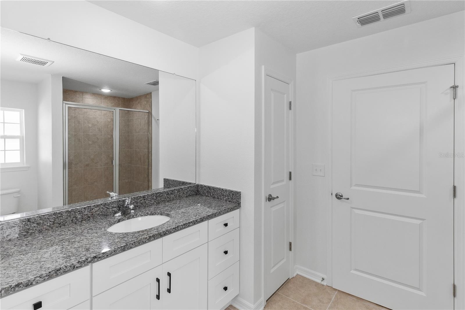 906 7th St Property Photo 11