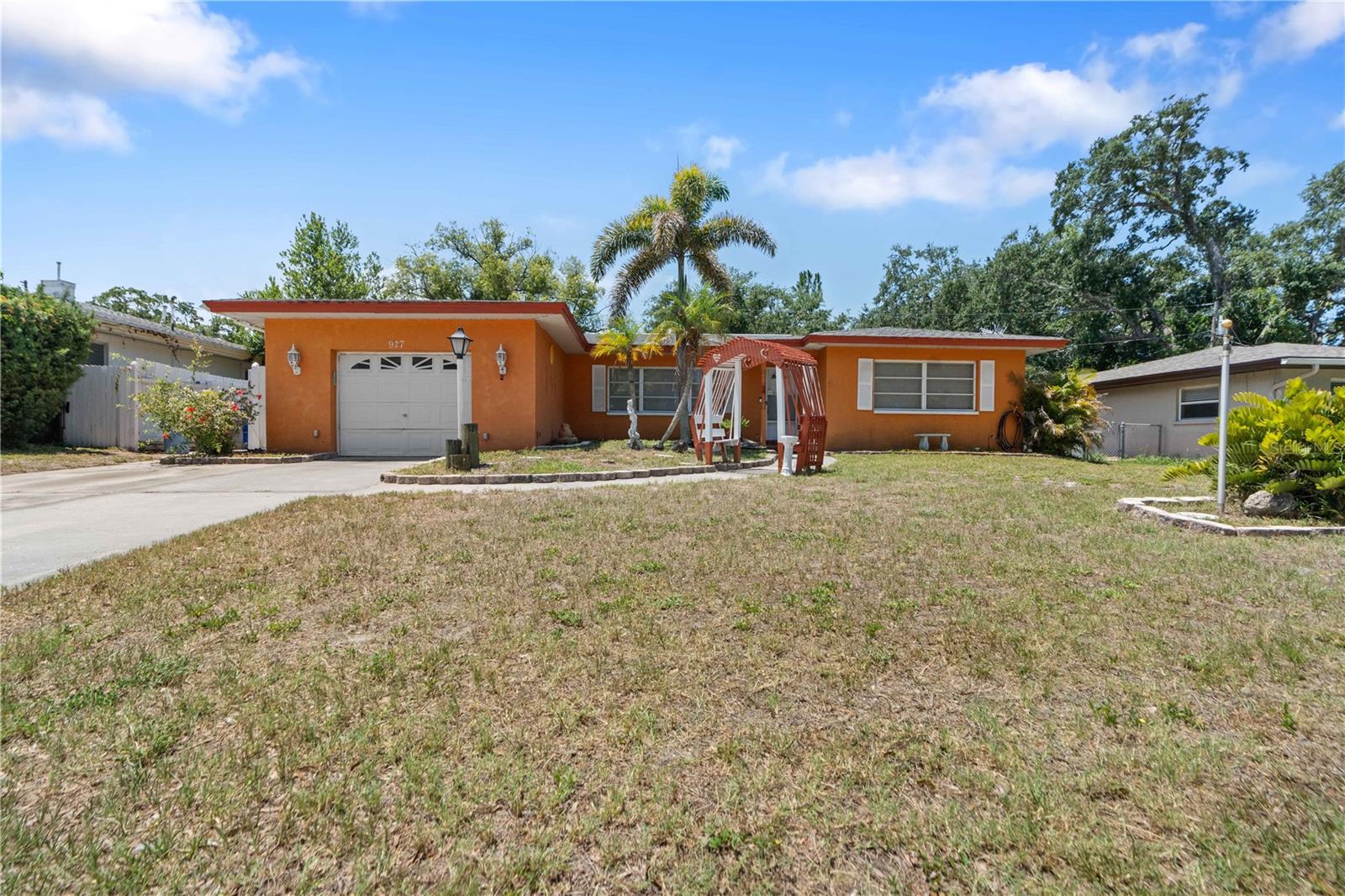 927 Parkwood Dr Property Photo 1