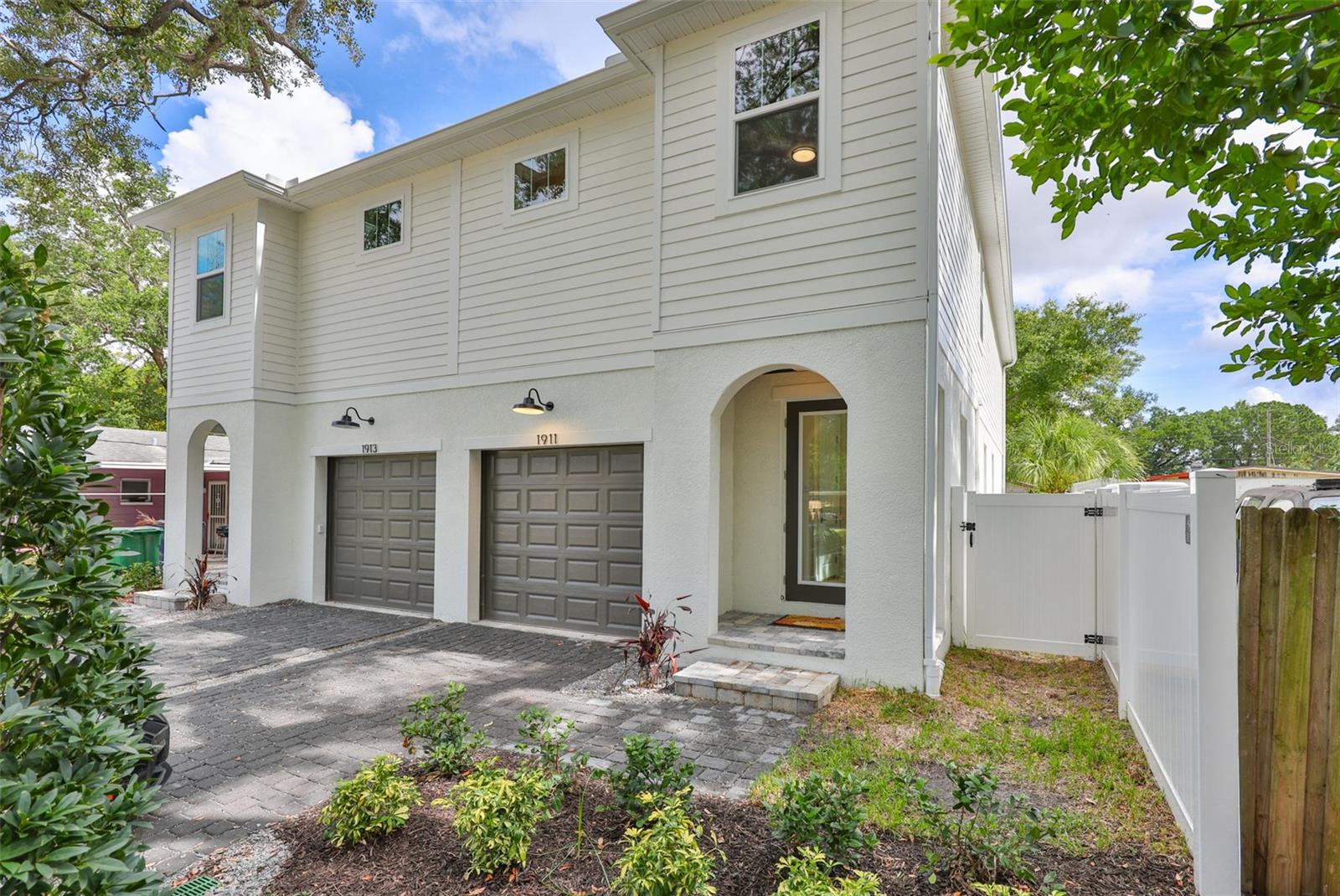 1911 W Beach St Property Photo 1