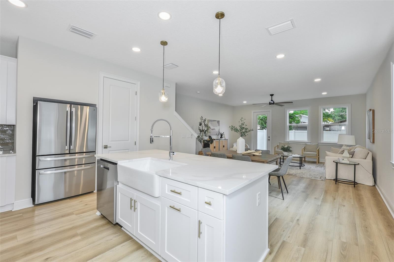 1911 W Beach St Property Photo 2