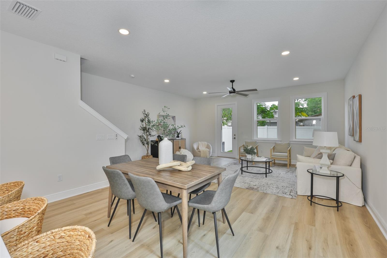 1911 W Beach St Property Photo 6