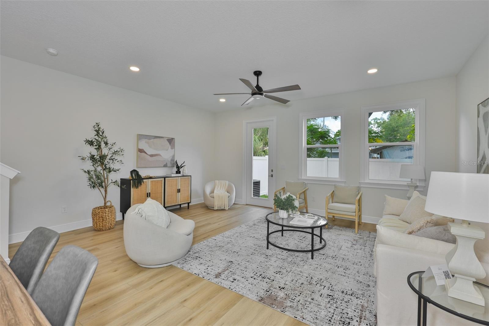 1911 W Beach St Property Photo 7