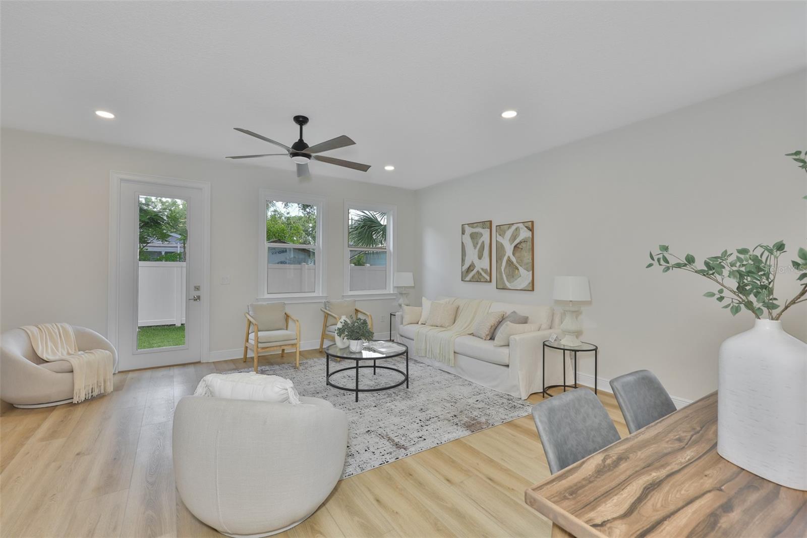 1911 W Beach St Property Photo 8