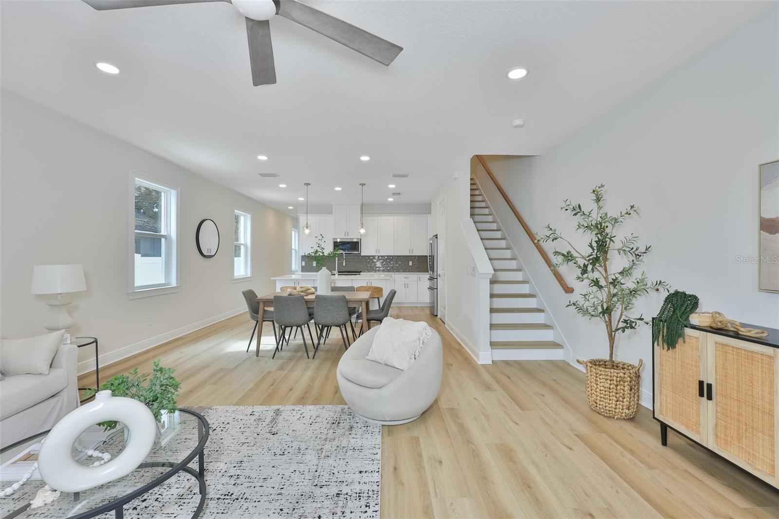 1911 W Beach St Property Photo 10