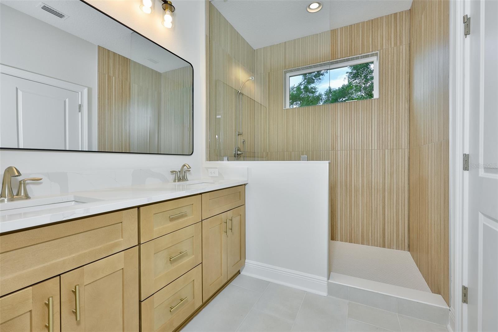1911 W Beach St Property Photo 17