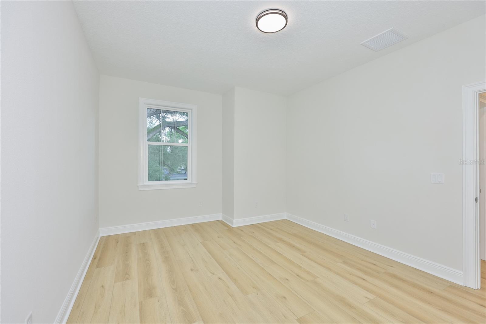 1911 W Beach St Property Photo 20