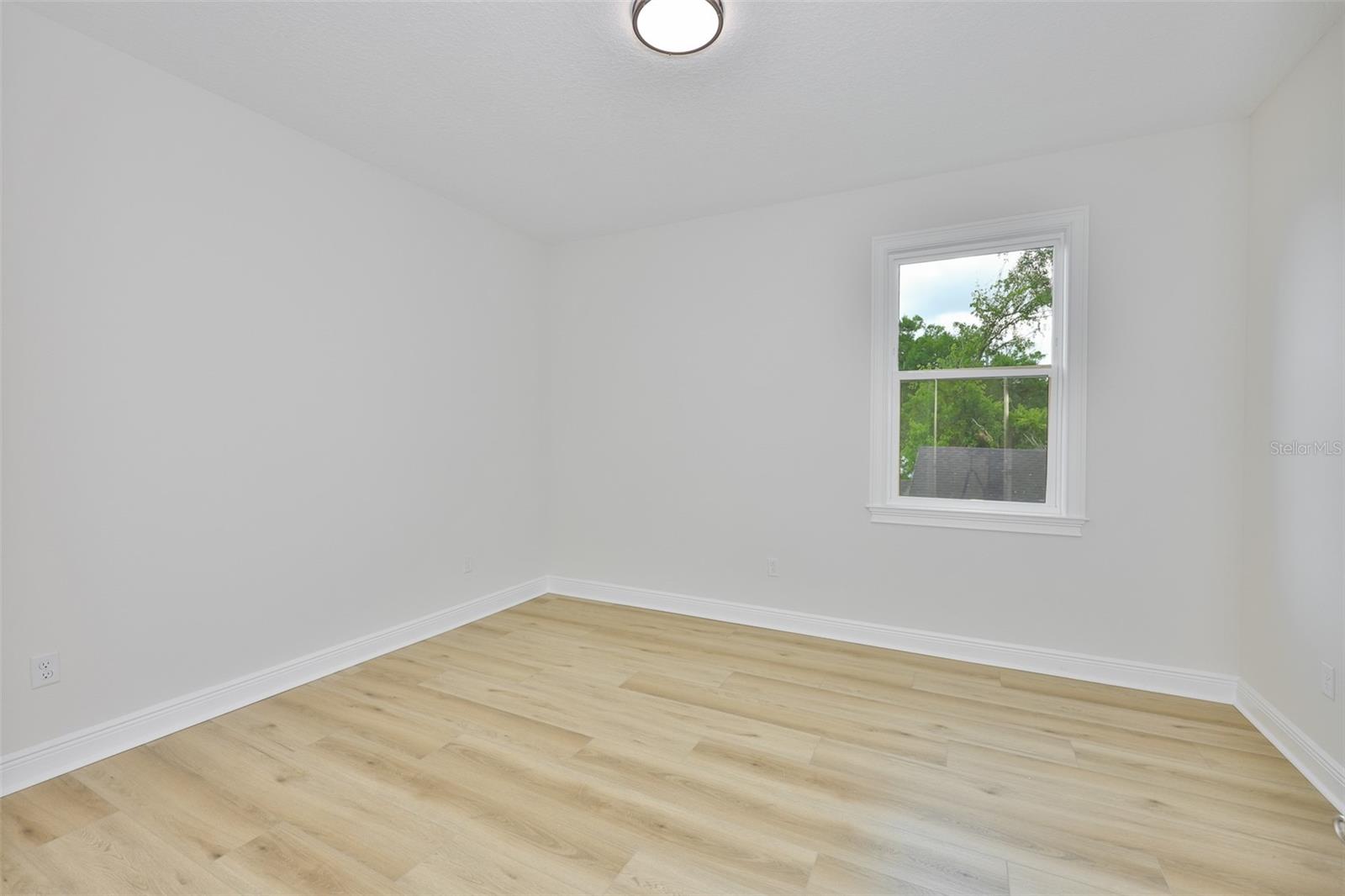 1911 W Beach St Property Photo 23