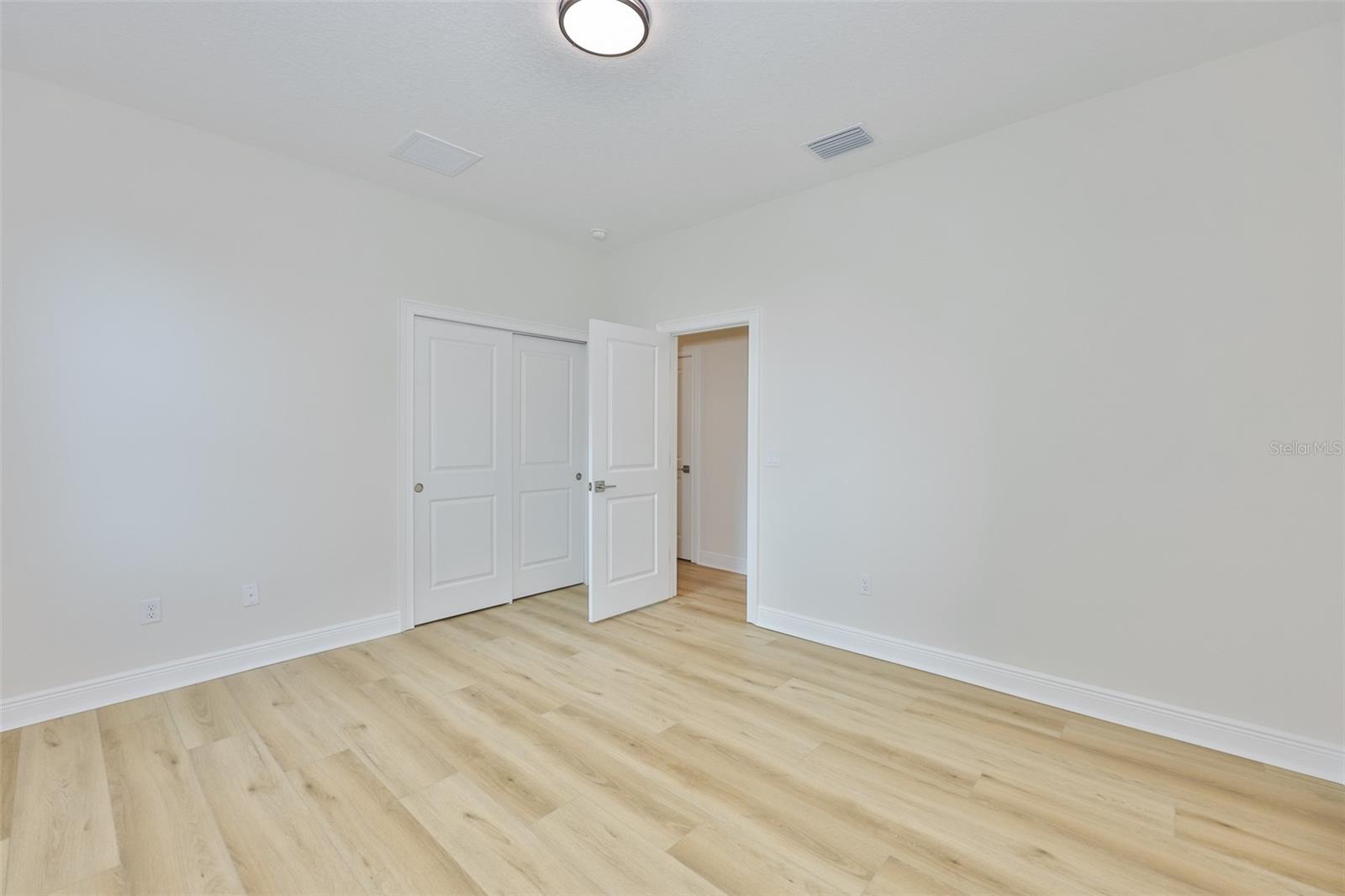 1911 W Beach St Property Photo 24