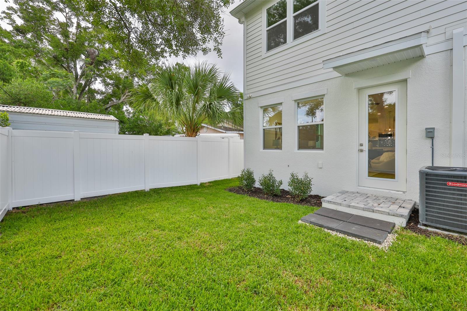 1911 W Beach St Property Photo 25