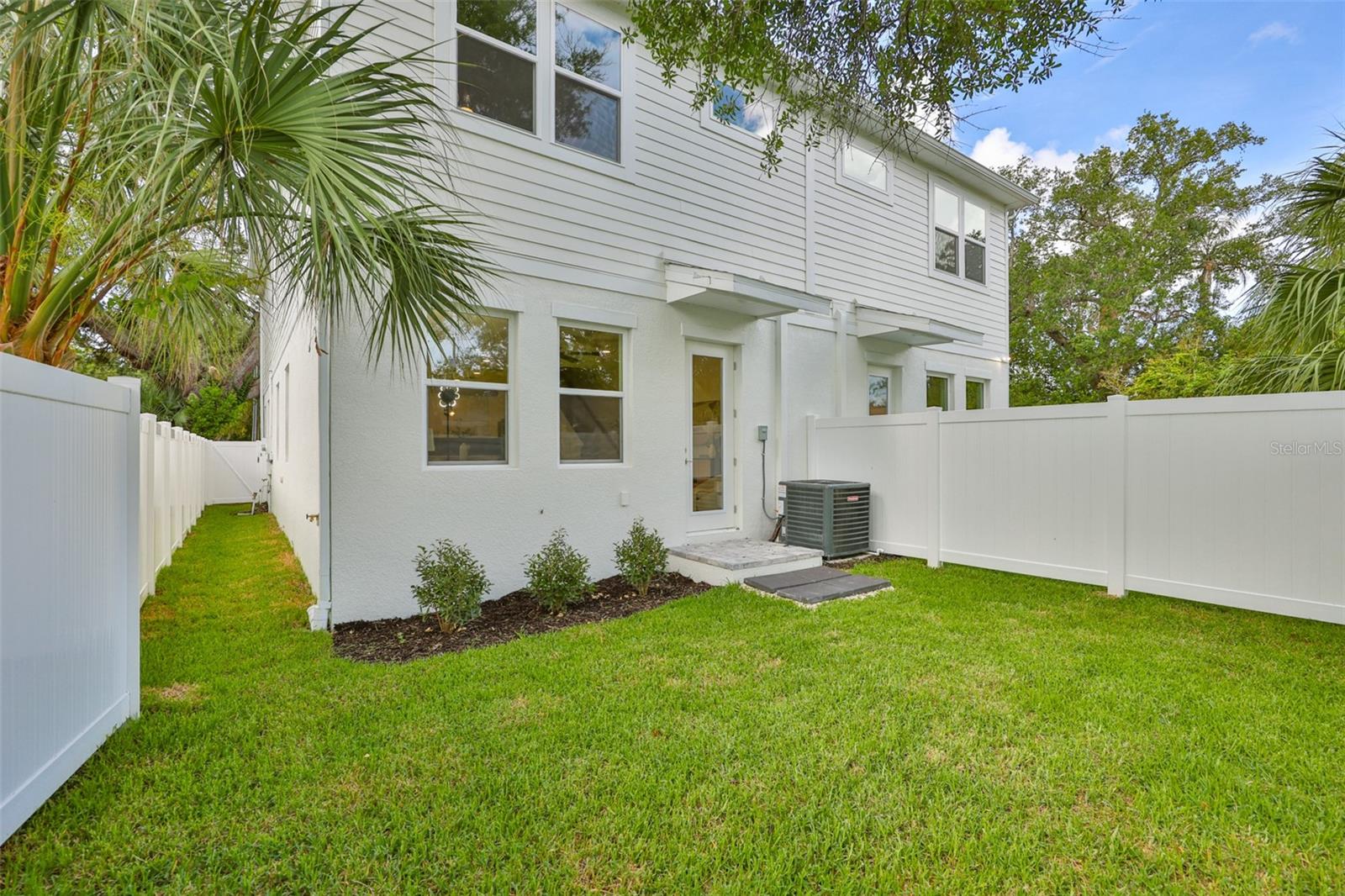 1911 W Beach St Property Photo 26