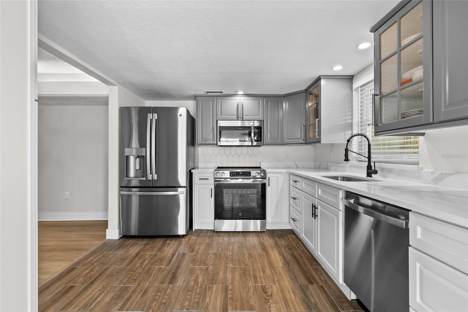 4780 Cove Cir #101 Property Photo 6