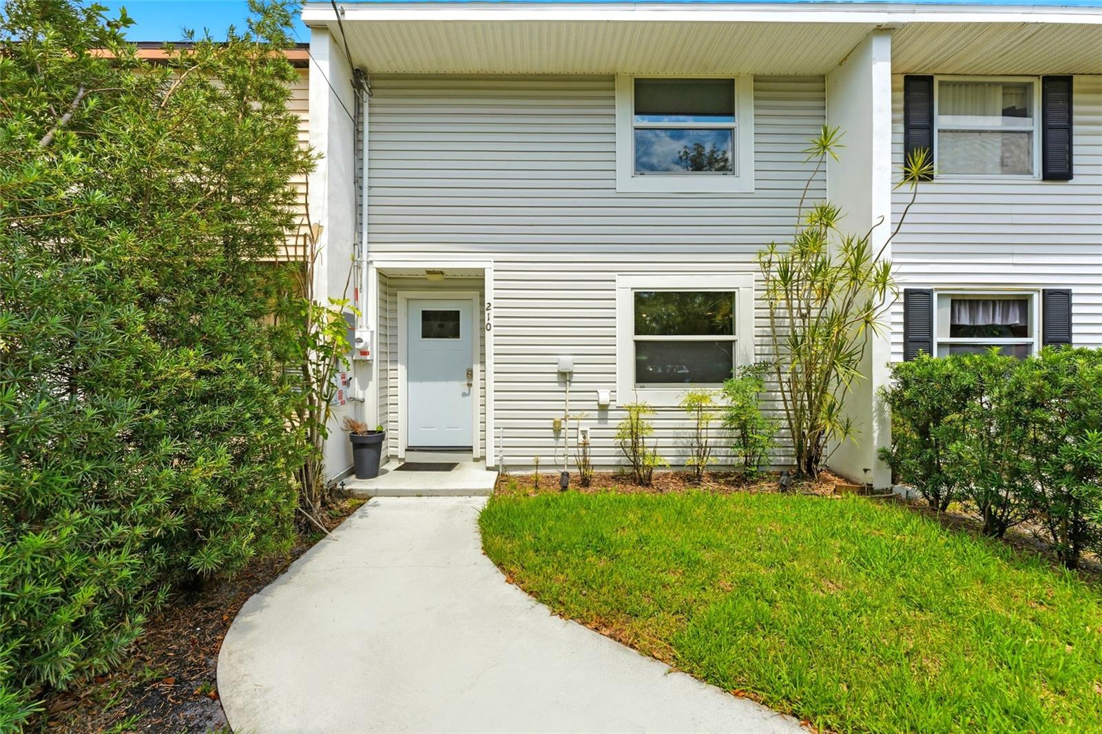 210 S Malcolm Ct Property Photo 1