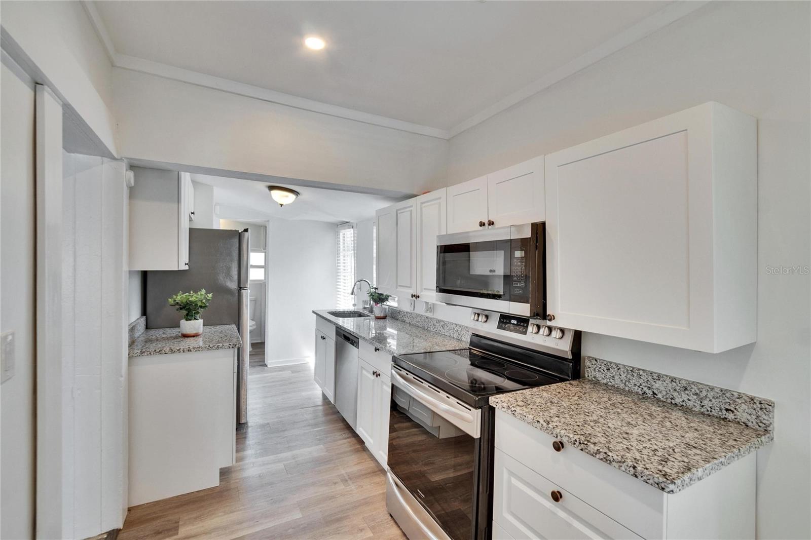 1138 Howard St Property Photo 11