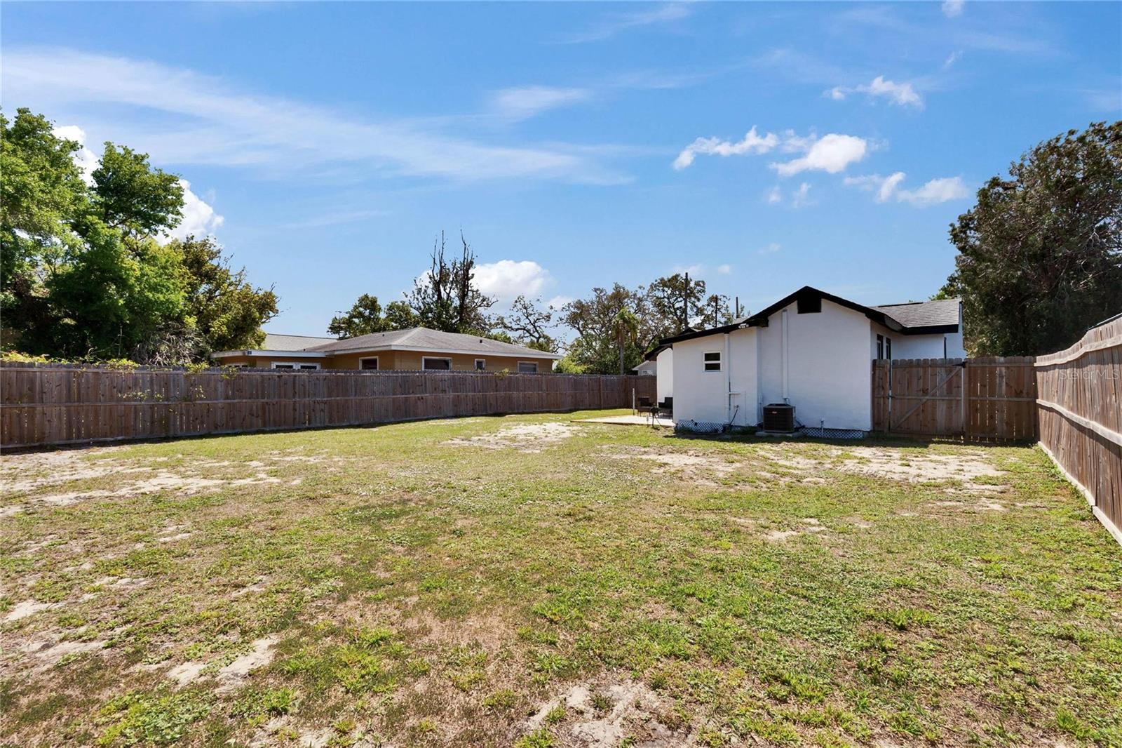 1138 Howard St Property Photo 23