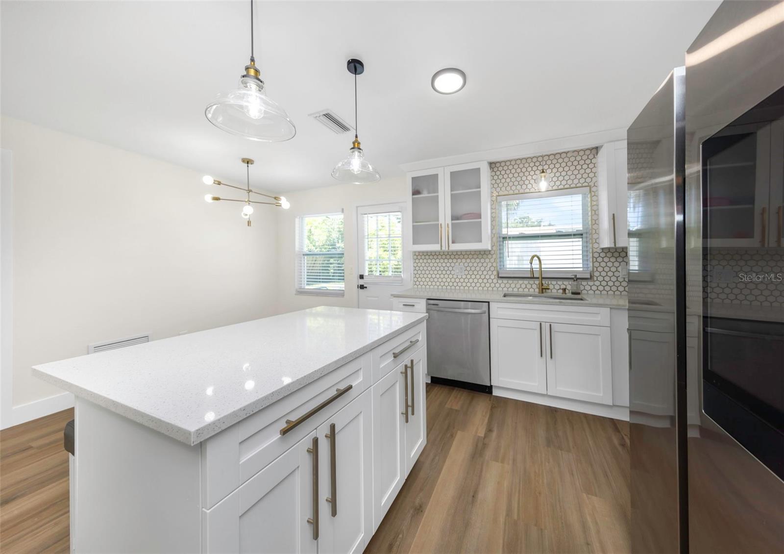 1806 Vancouver Dr Property Photo 11