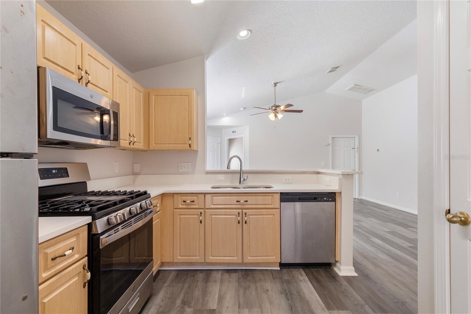 7456 Oxford Garden Cir Property Photo 3