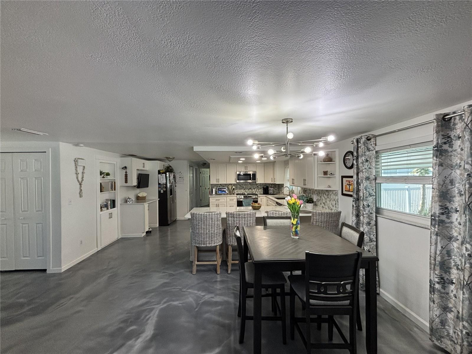 1002 Silver Palm Way Property Photo 3