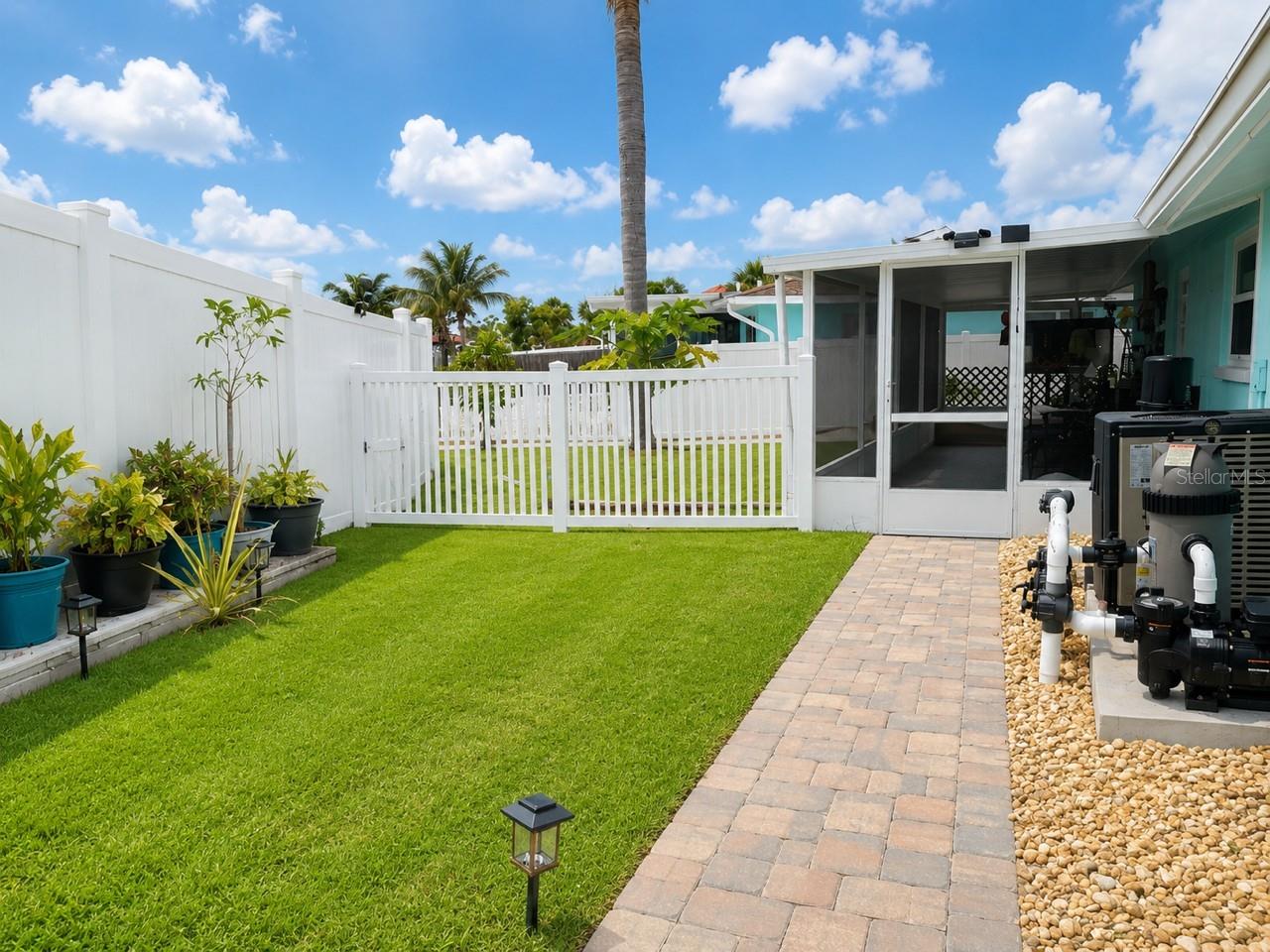 1002 Silver Palm Way Property Photo 10