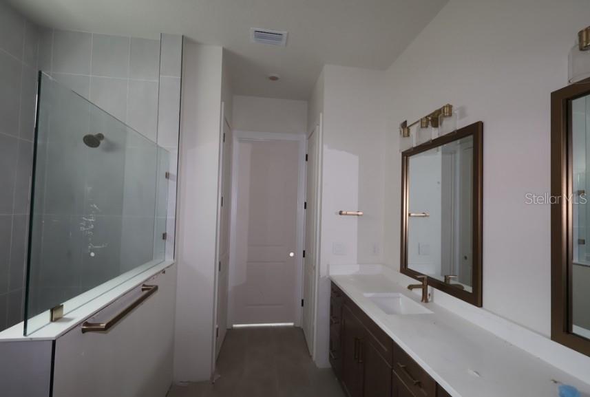 1002 W Charter St Property Photo 15