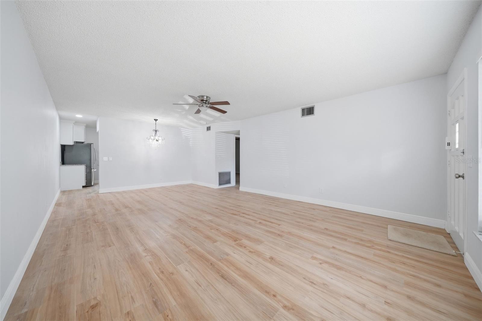 2401 Ecuadorian Way #19 Property Photo 4
