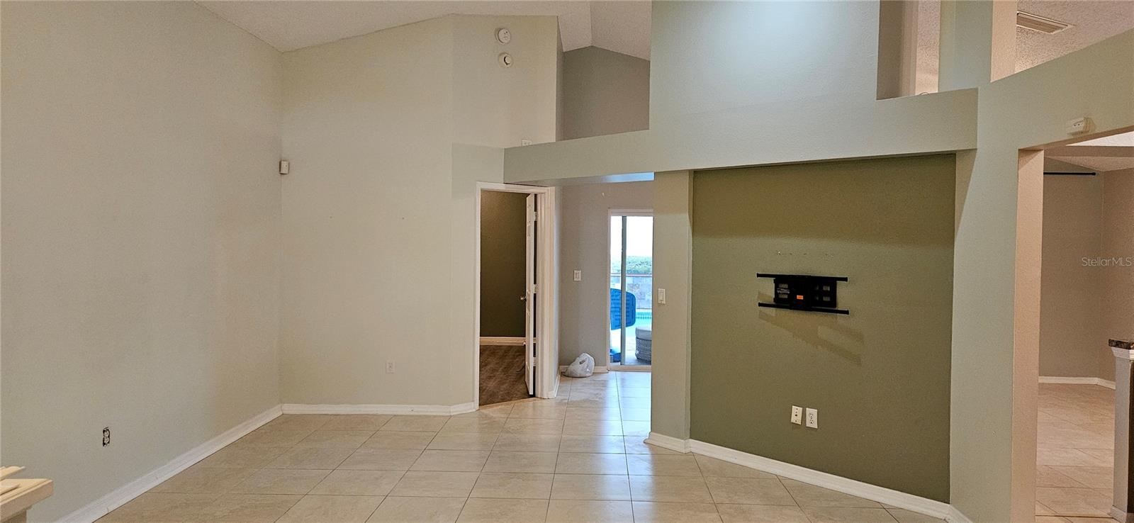 3186 Bentley Dr Property Photo 3