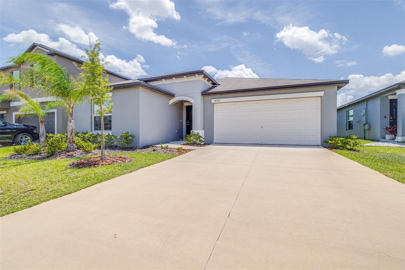 4312 Fabulous Finch Ln Property Photo 3