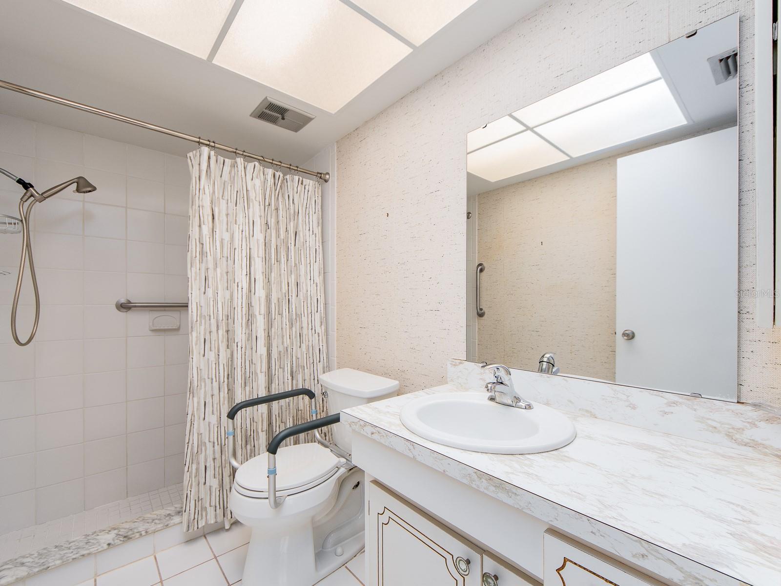 1009 Queen Anne Dr #b Property Photo 16
