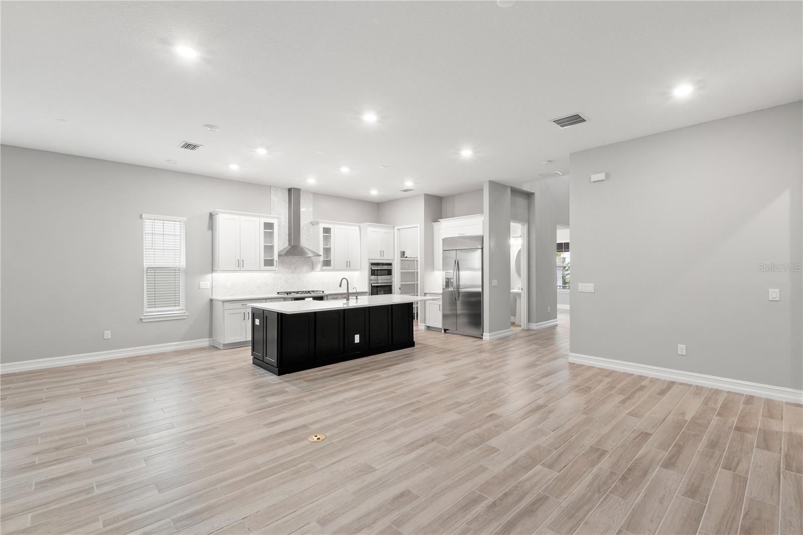 TB8520959 Property Photo 3