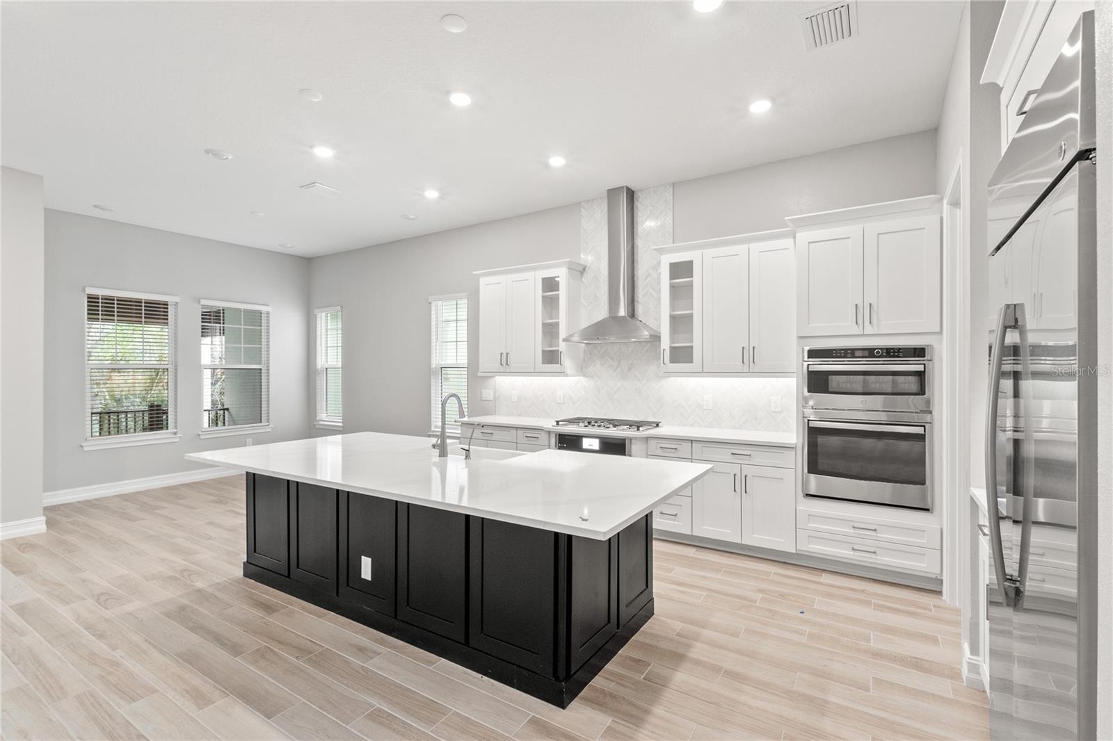 TB8520959 Property Photo 5