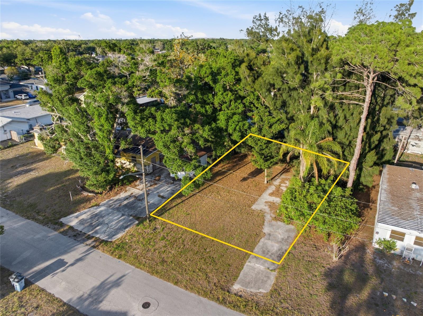 61st Ln Property Photo 1