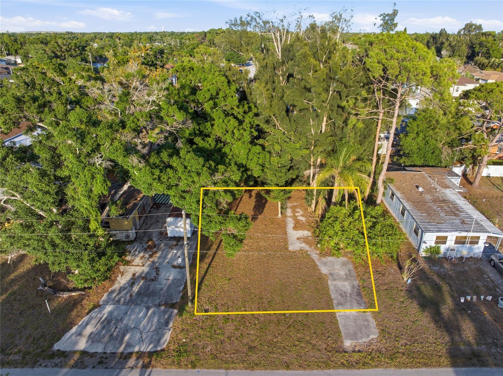 61st Ln Property Photo 2