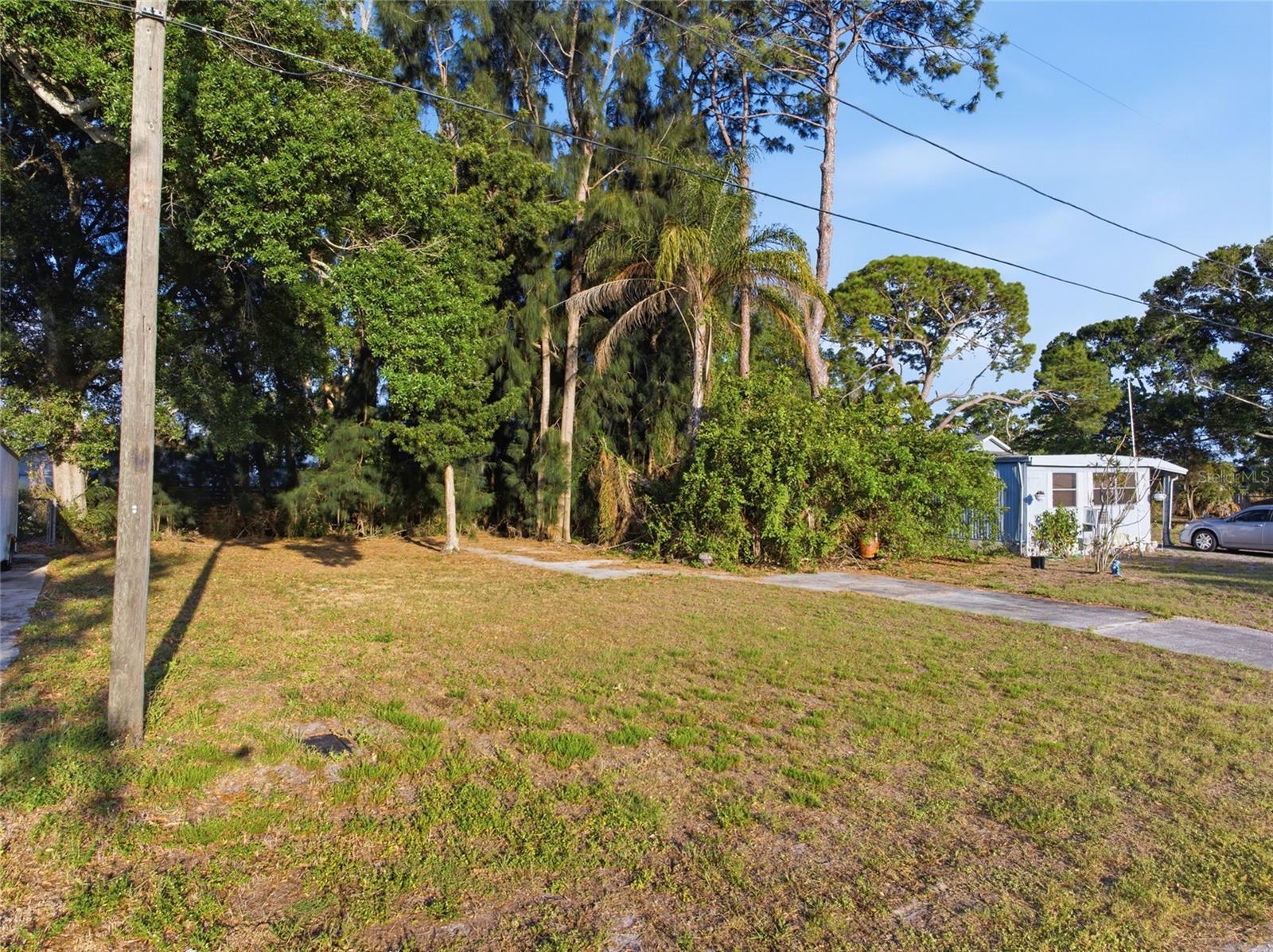 61st Ln Property Photo 5