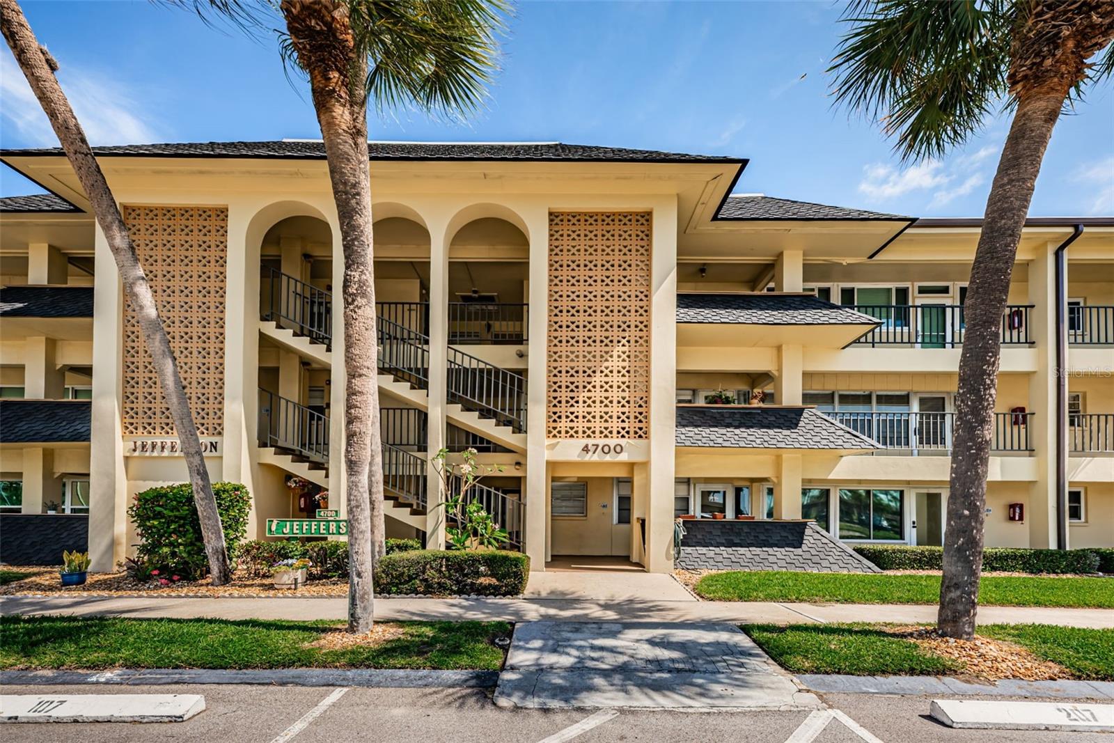 4700 Cove Cir #208 Property Photo 1