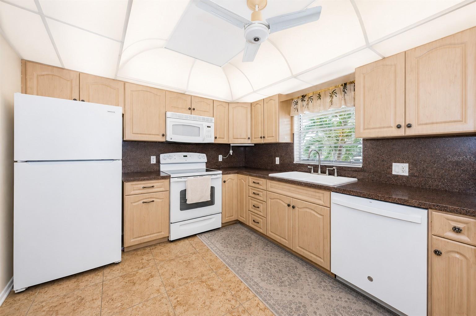 4700 Cove Cir #208 Property Photo 2